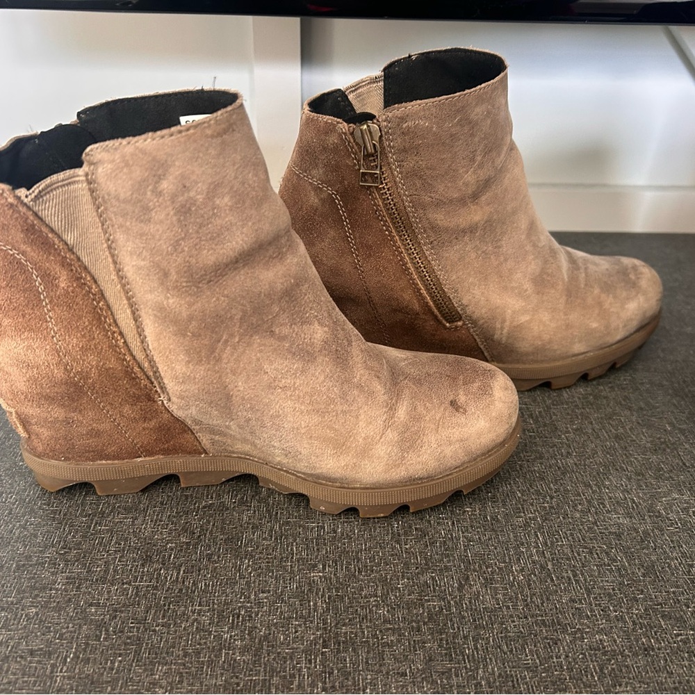 Stylish Tan and Black Ankle Boots - Picture 5 of 6